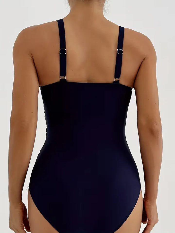 Chique marineblauw V-hals badpak voor dames met ruched detail. Perfecte flatterende zwemkleding voor de zomer.