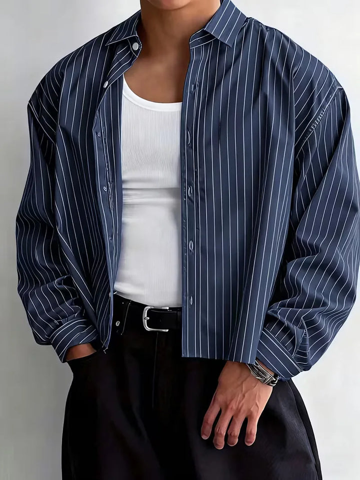 Smart casual marineblauw heren overhemd, verticaal gestreept, ideaal voor een relaxte weekendlook in de zomer.