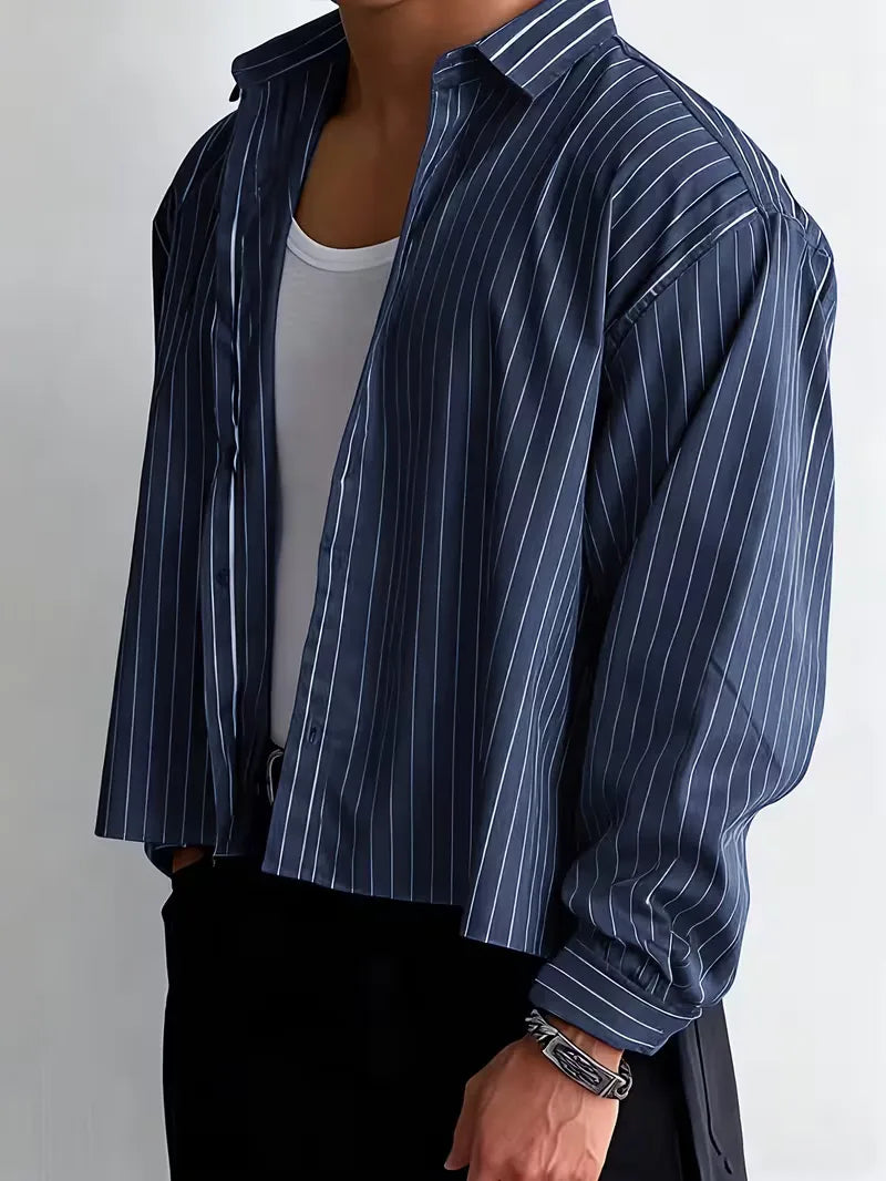 Oversized fit heren overhemd, marineblauw met verticale strepen, comfortabel voor casual lente en zomer outfits.