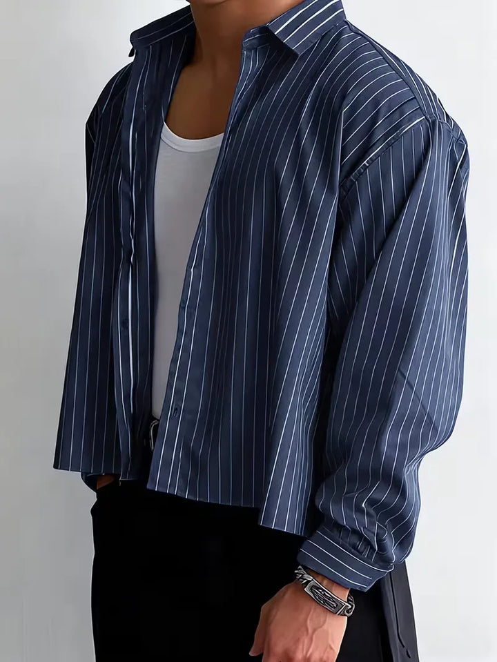 Oversized fit heren overhemd, marineblauw met verticale strepen, comfortabel voor casual lente en zomer outfits.