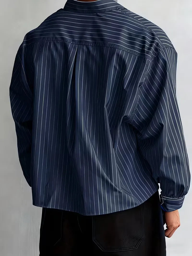Stijlvol marineblauw heren casual overhemd, verticaal gestreept, met lange mouwen, perfect voor de lente.