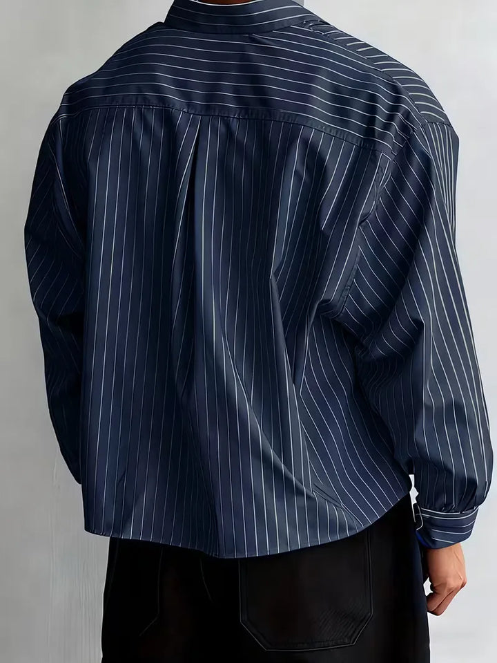 Stijlvol marineblauw heren casual overhemd, verticaal gestreept, met lange mouwen, perfect voor de lente.