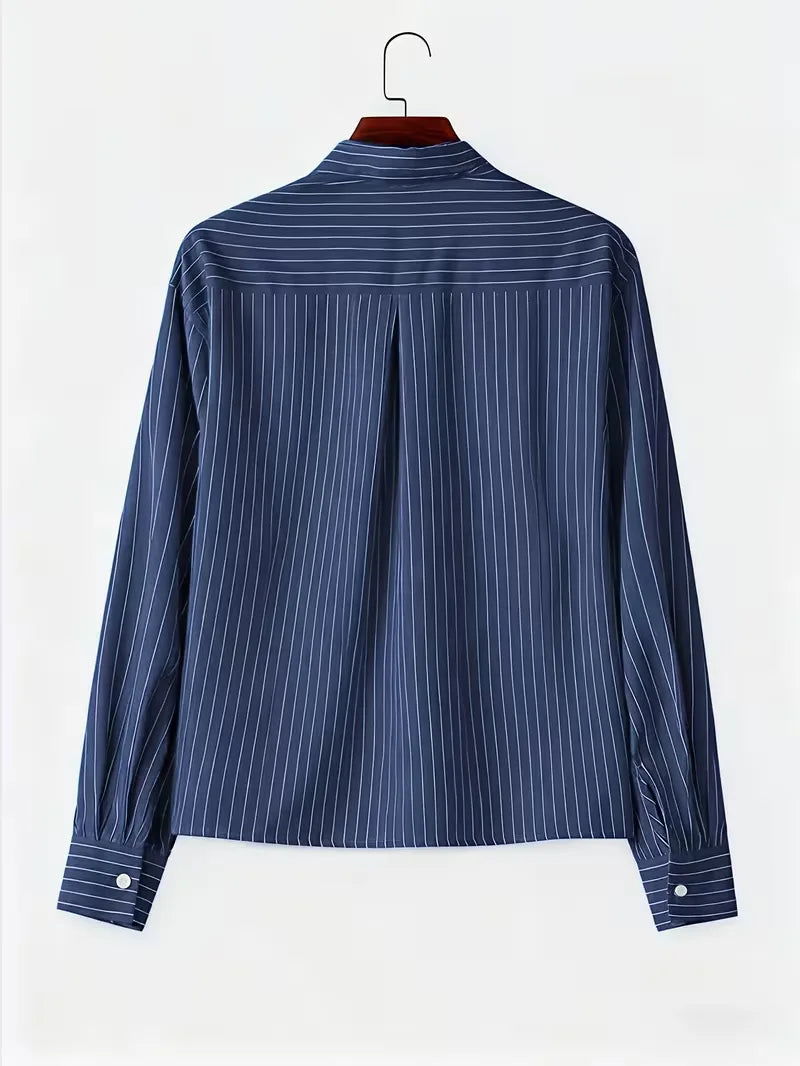 Marineblauw heren overhemd, casual, met elegante verticale strepen, geschikt voor smart casual outfits in de zomer.