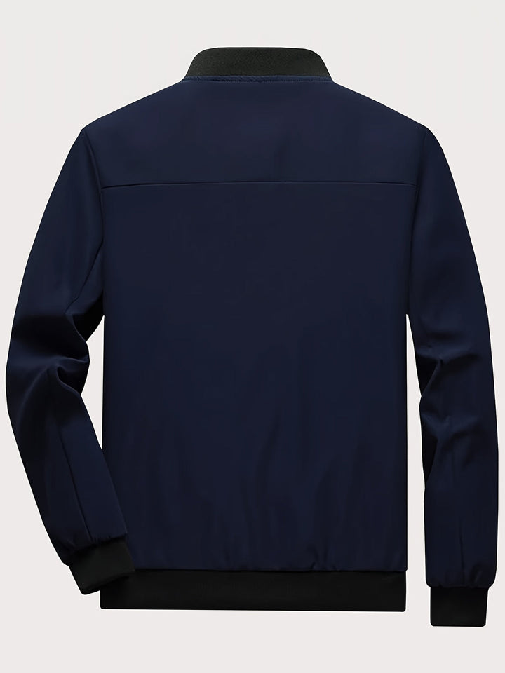 "Marineblauwe heren winterjas met opstaande kraag, klassiek design, sportieve look, perfecte pasvorm voor lente"