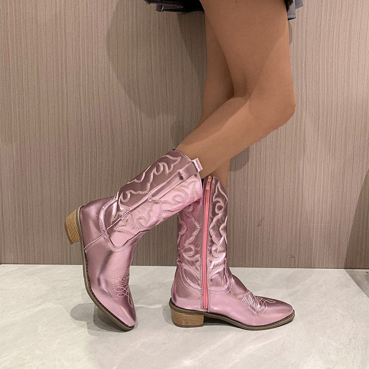 "Metallic cowboy laarzen voor dames in zilver, goud, roze, en zwart met trendy en glanzende afwerking."