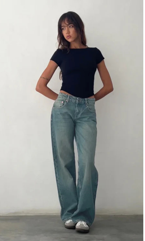 "MILA Low-Rise Jeans in trendy blauw stretchdenim, comfortabele pasvorm voor dames, ideaal voor stijlvolle outfits."