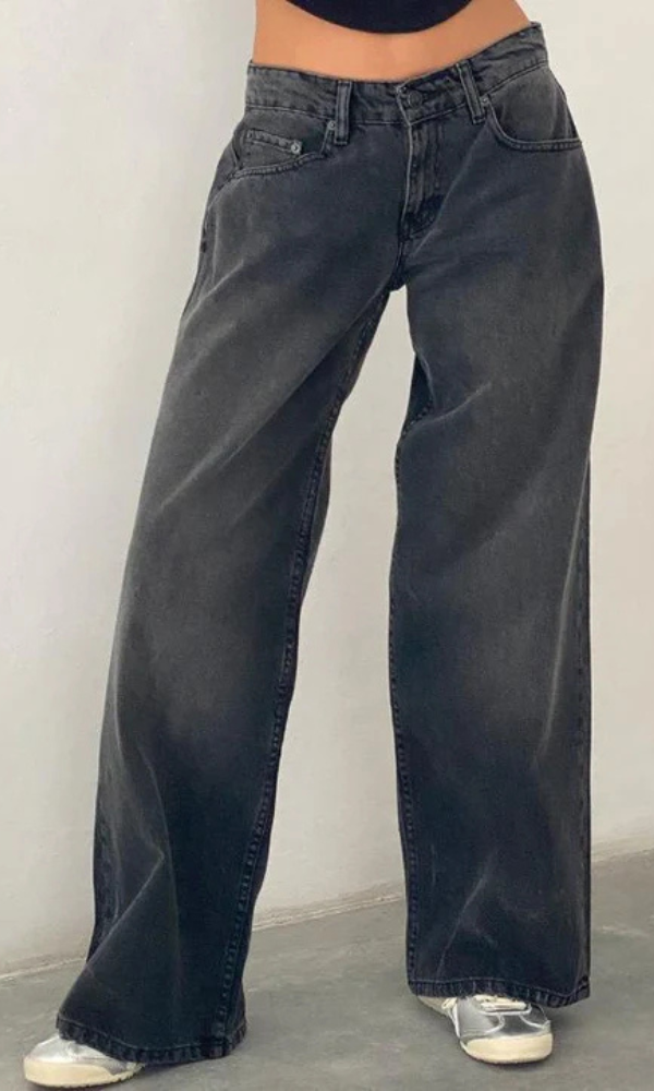 "MILA Low-Rise Jeans in trendy blauw stretchdenim, comfortabele pasvorm voor dames, ideaal voor stijlvolle outfits."