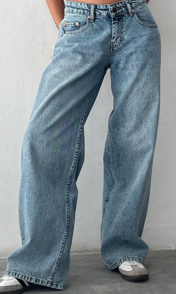 "MILA Low-Rise Jeans in trendy blauw stretchdenim, comfortabele pasvorm voor dames, ideaal voor stijlvolle outfits."