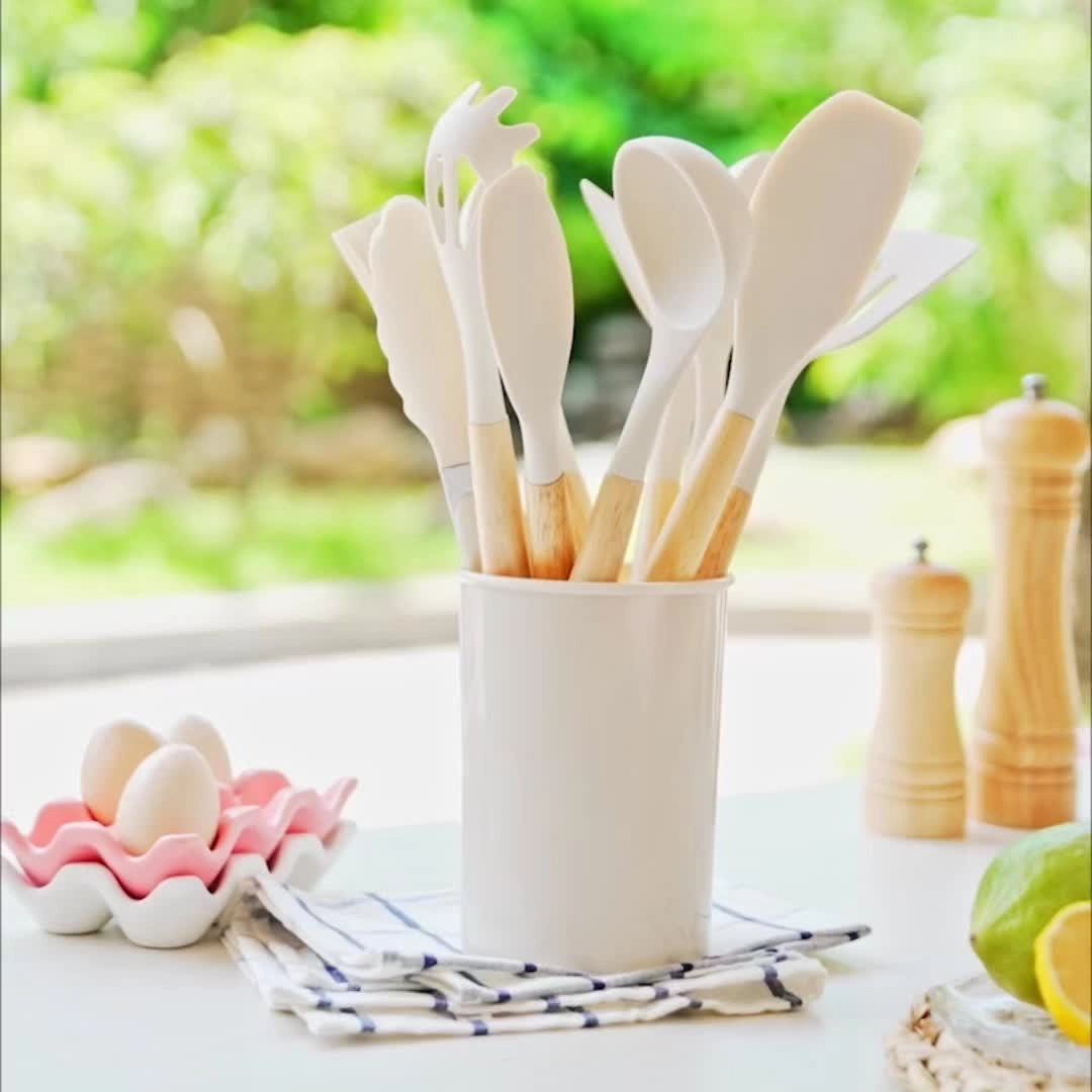 Complete milieuvriendelijke siliconen keukengerei set met bamboe handvatten, perfect voor modern en duurzaam koken.