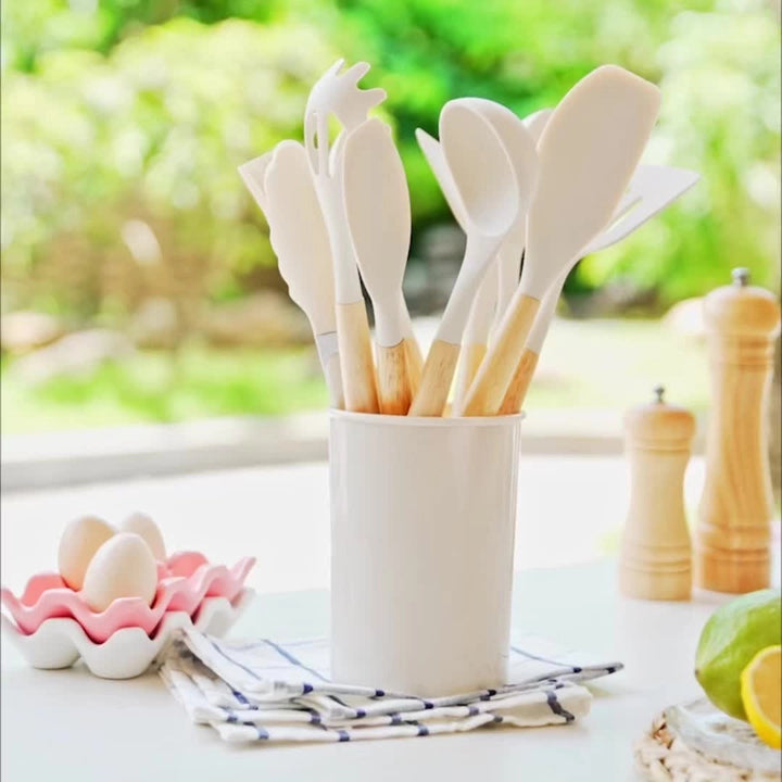Complete milieuvriendelijke siliconen keukengerei set met bamboe handvatten, perfect voor modern en duurzaam koken.