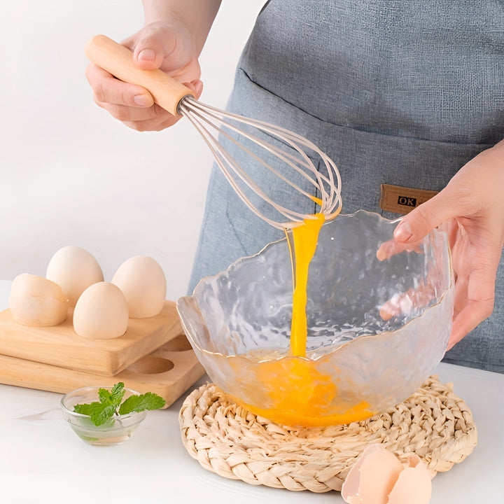 Milieuvriendelijke siliconen garde met bamboe handvat. Ideaal keukenaccessoire uit een moderne, BPA-vrije kookspullen set.