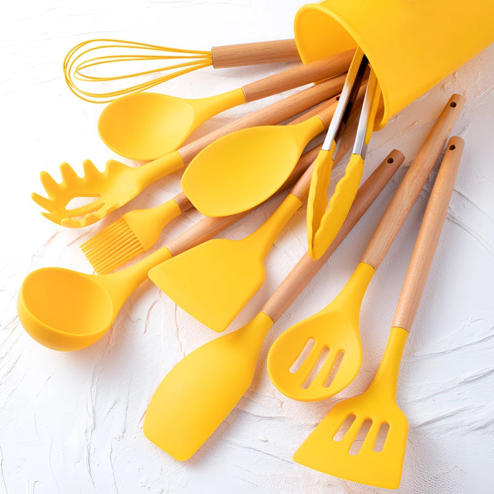 Duurzame siliconen soeplepel met bamboe handvat. Hittebestendig en vaatwasmachinebestendig keukengerei voor milieubewust koken.