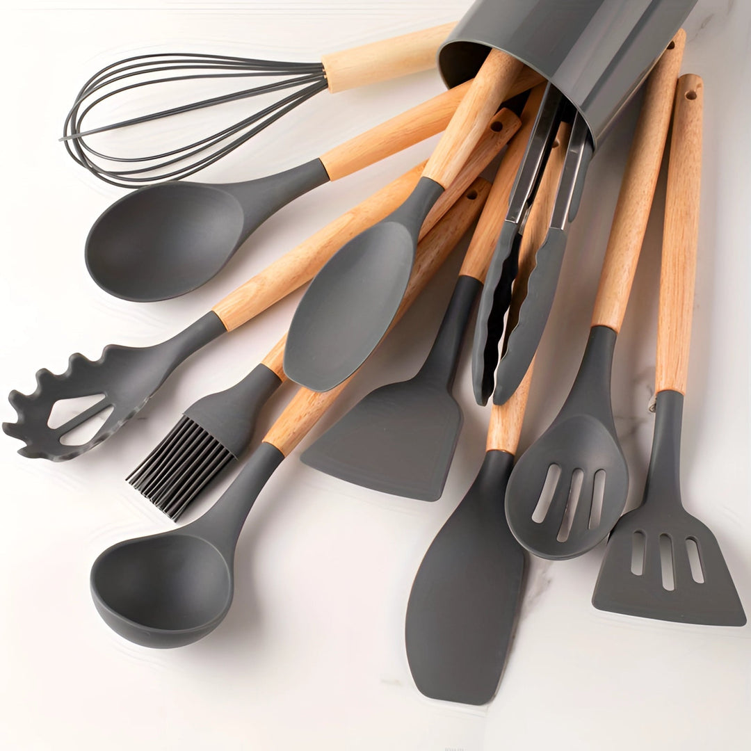 Hittebestendige siliconen keukengerei set met bamboe handvatten, ideaal voor veilig en milieuvriendelijk koken. Duurzaam.