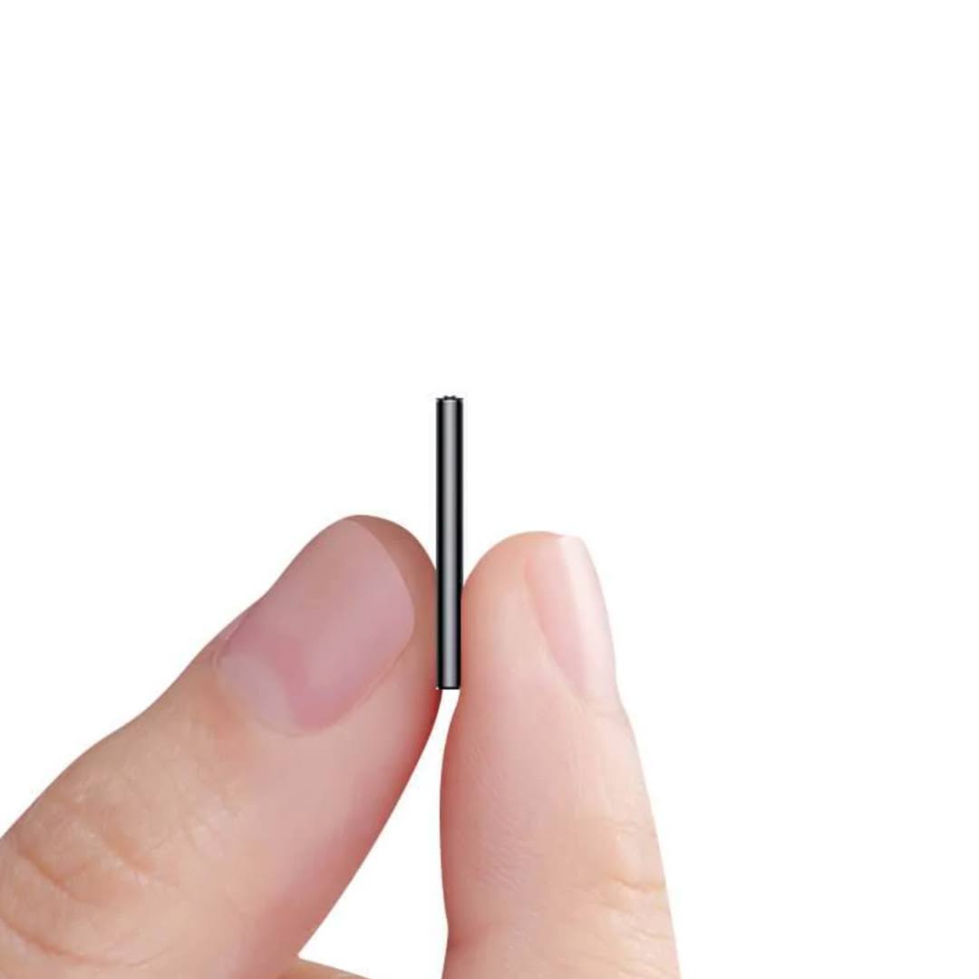 "Mini-spraakgestuurde recorder, compact en lichtgewicht, in grijze behuizing, ideaal voor interviews en lezingen."