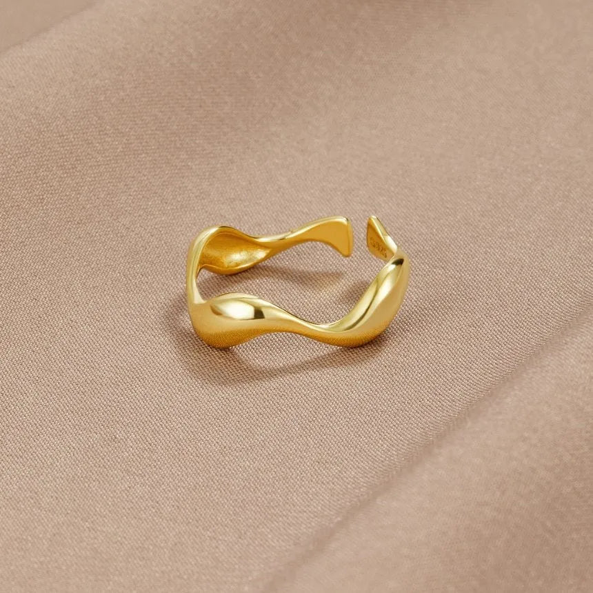Minimalistische dames ring van 18K verguld sterling zilver met oceaan design, verstelbaar en goudkleurig.