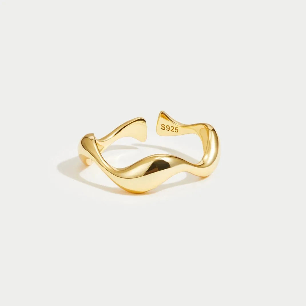 Goudkleurige dames ring met oceaan inspiratie, gemaakt van 18K verguld sterling zilver, minimalistisch accessoire.