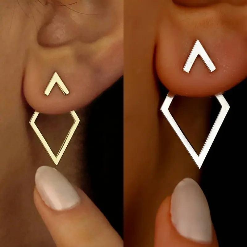 "Minimalistische geometrische oorbellen in goud en zilver met speelse diamant- en pijlvorm, luxe glans en elegante uitstralin
