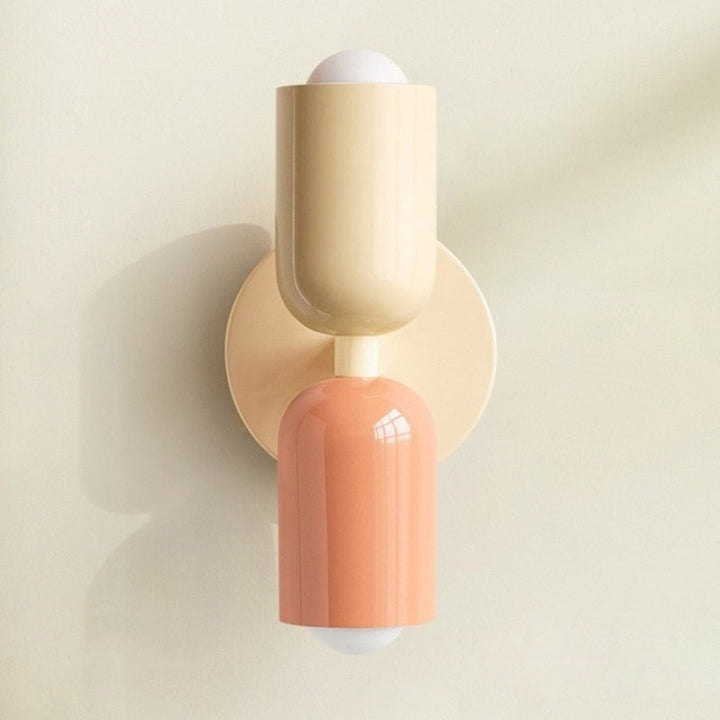 "Minimalistische Scandinavische wandlamp met LED, elegant design, zacht diffuus licht, beschikbaar in diverse kleuren."