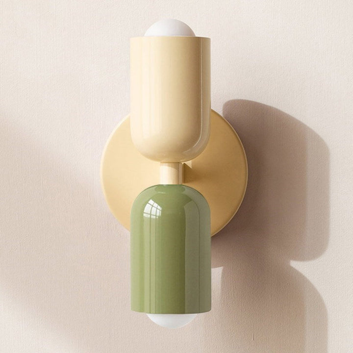 "Minimalistische Scandinavische wandlamp met LED, elegant design, zacht diffuus licht, beschikbaar in diverse kleuren."