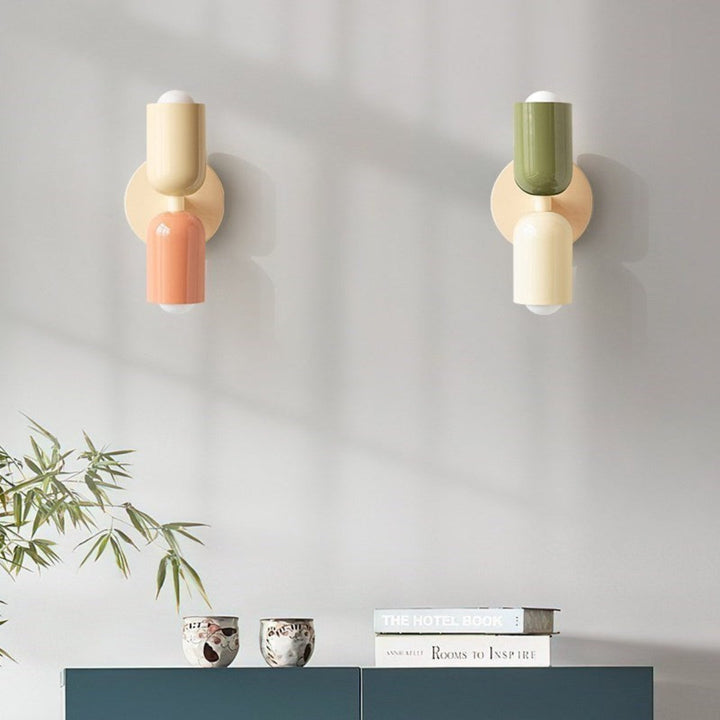 "Minimalistische Scandinavische wandlamp met LED, elegant design, zacht diffuus licht, beschikbaar in diverse kleuren."
