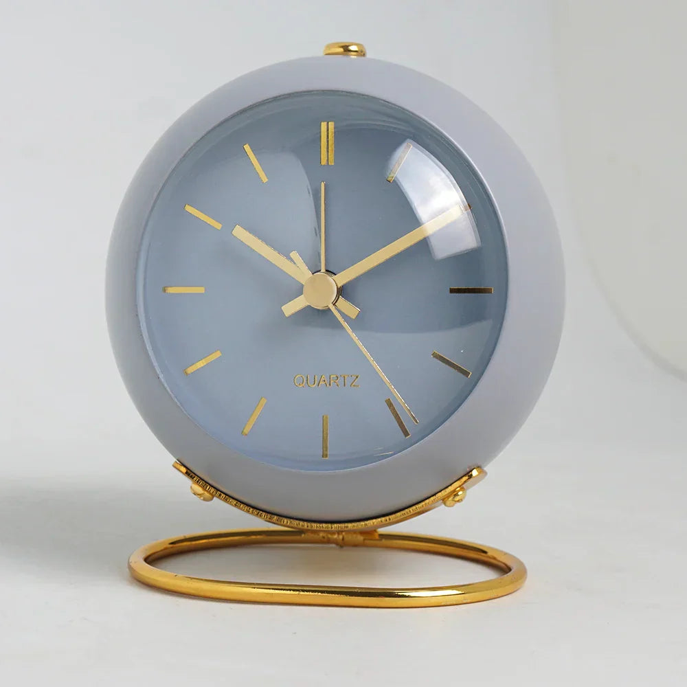 Design wekker voor nachtkastje, minimalistisch Scandinavisch. Stille wijzers voor ongestoorde slaap.