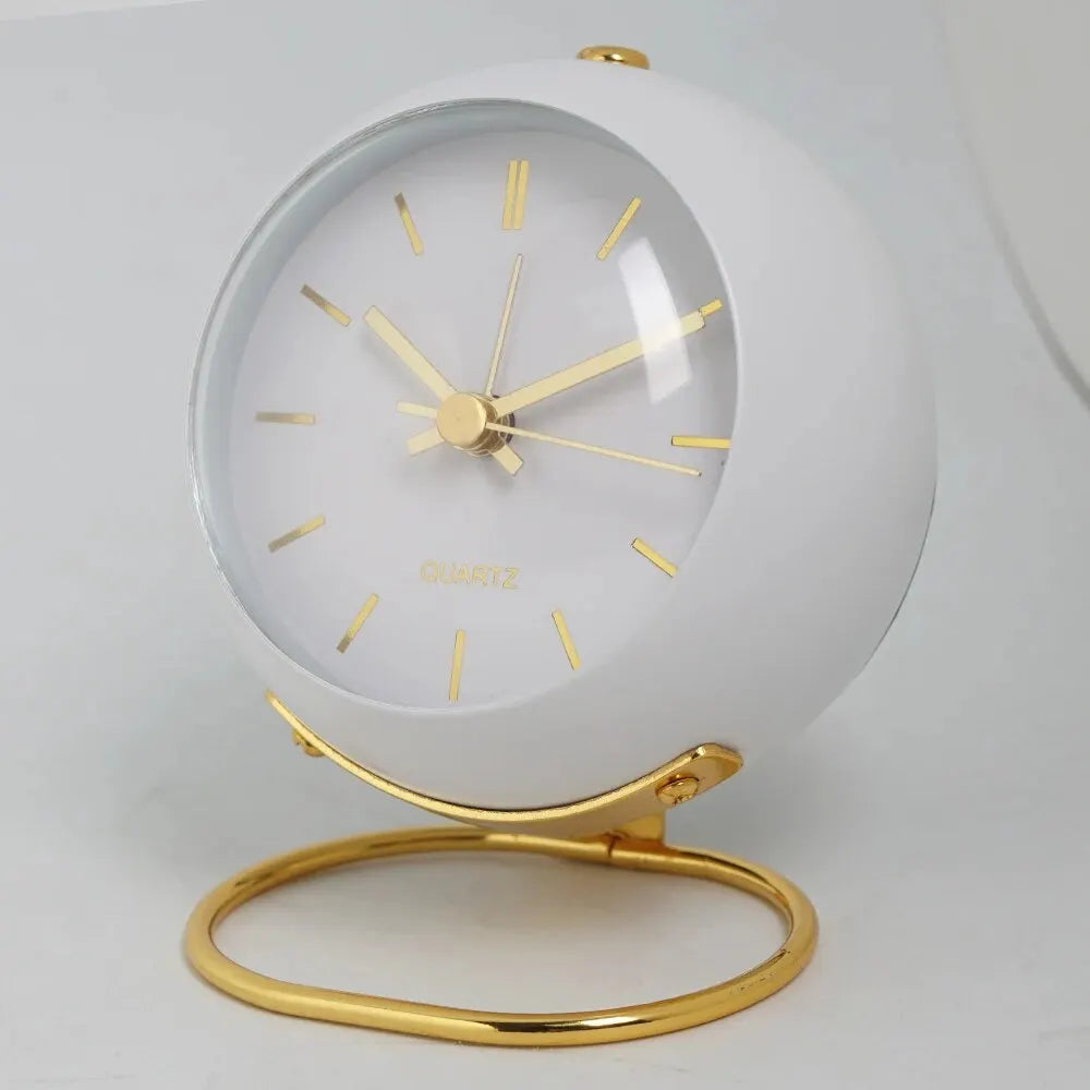 Stille wekker met lichtgevende wijzers. Minimalistisch Scandinavisch design voor nachtkastje of bureau.