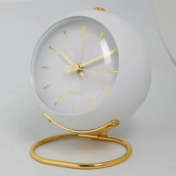 Stille wekker met lichtgevende wijzers. Minimalistisch Scandinavisch design voor nachtkastje of bureau.