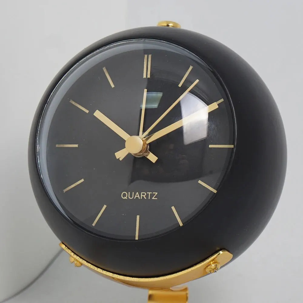 Elegante minimalistische wekker met stille wijzers, wit Scandinavisch design. Strak en tijdloos.