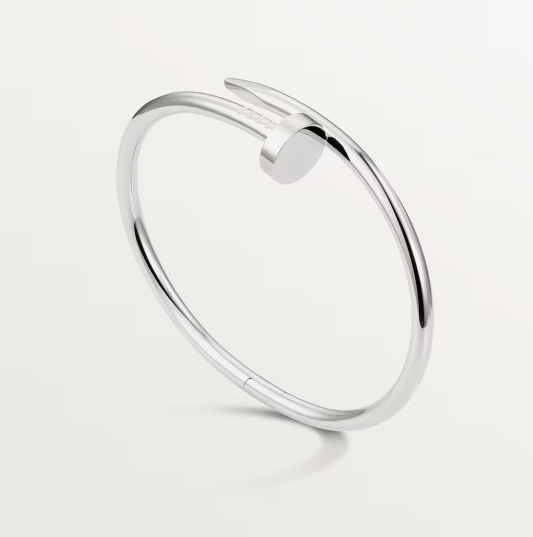 Minimalistische zilveren armband met spijkervorm, tijdloos en elegant design, voegt verfijning toe aan elke outfit.