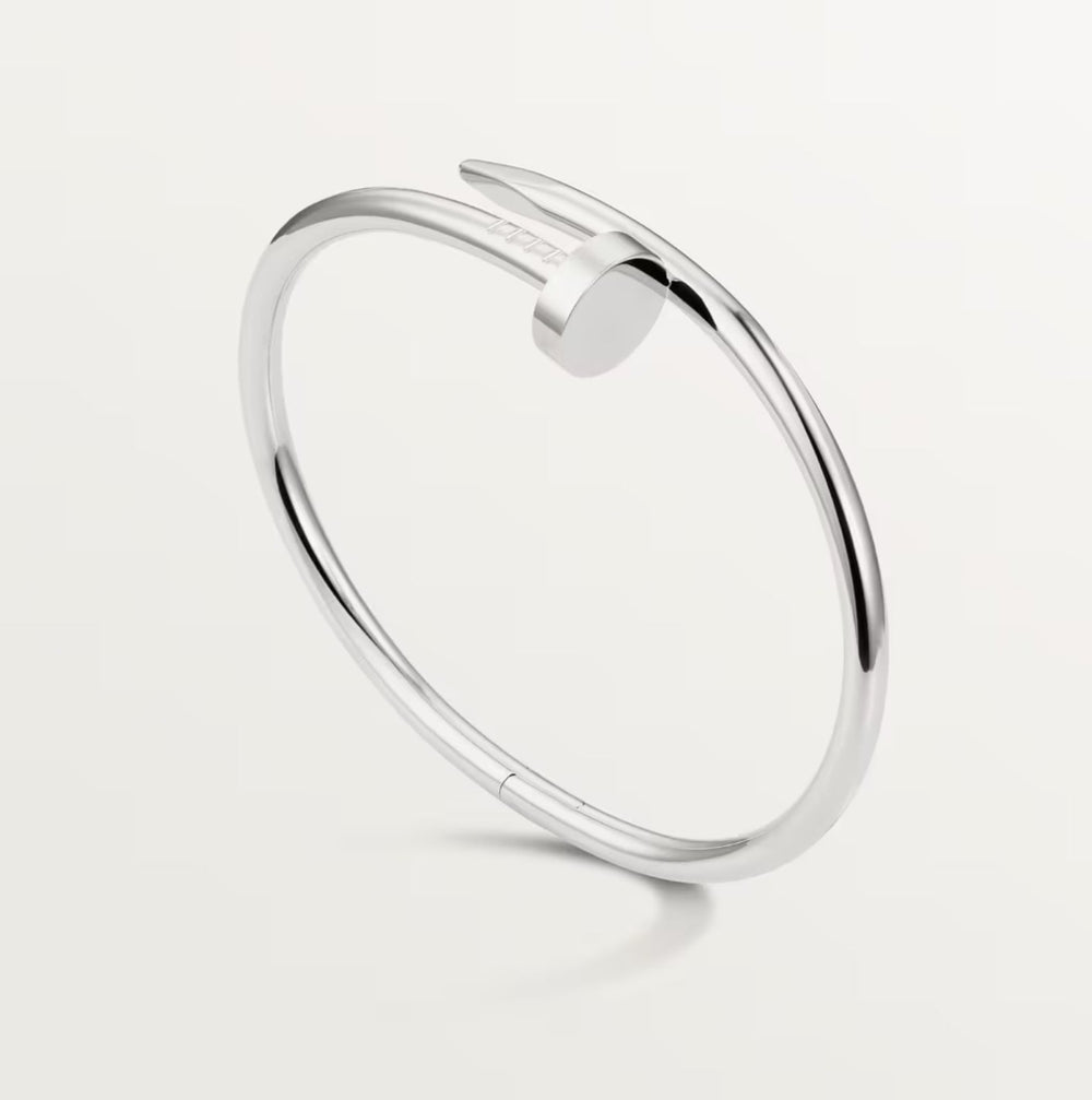 Minimalistische zilveren armband met spijkervorm, tijdloos en elegant design, voegt verfijning toe aan elke outfit.