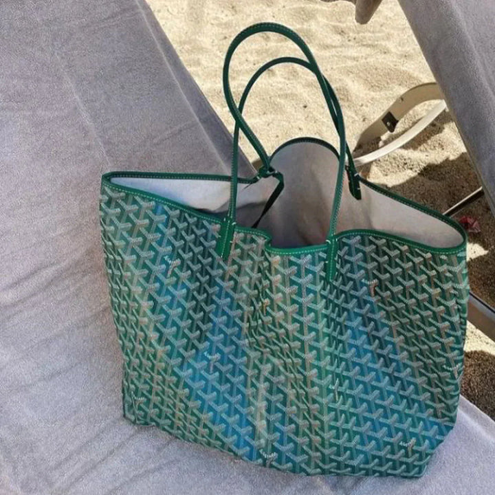 Elegante dames tas met gestructureerd design, een modieuze en veelzijdige schoudertas.