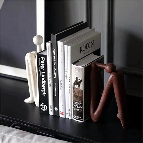 Witte en bruine design boeksteun van metaal, een modern woonaccessoire voor het netjes ordenen van boeken.