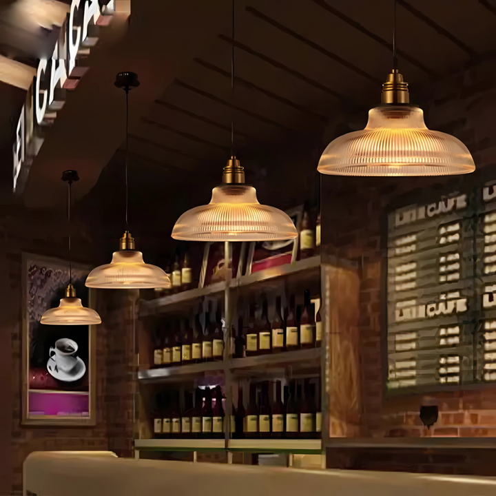 "Moderne glazen hanglamp, stijlvolle afwerking, warme gloed, elegant design, geschikt voor woonkamer, eetkamer, slaapkamer"