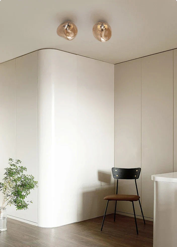 Luxe glazen wandlamp, elegante muurverlichting die warmte toevoegt aan elke kamer.