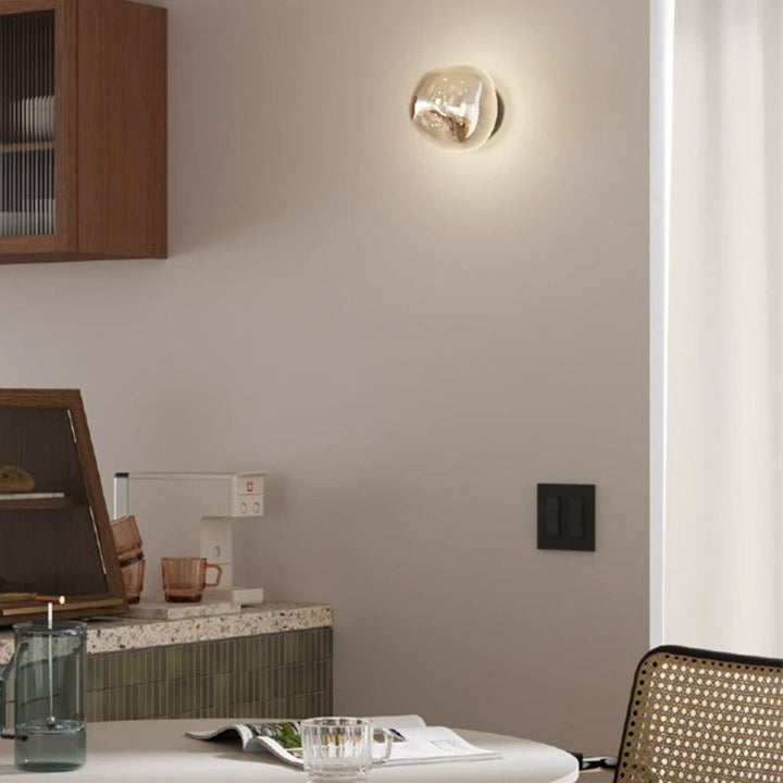 Glazen wandlamp voor interieurverlichting, functioneel en decoratief.