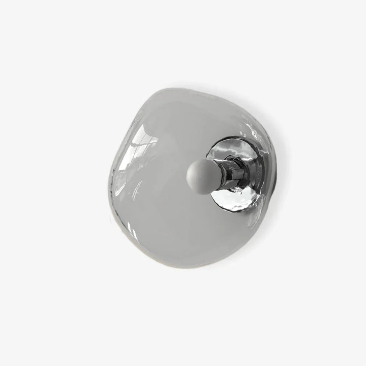 Moderne glazen wandlamp met helder glas, ideaal voor een chique slaapkamer.