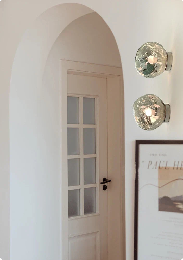 Glazen wandlamp, modern en functioneel, een elegante toevoeging aan je huisdecoratie.