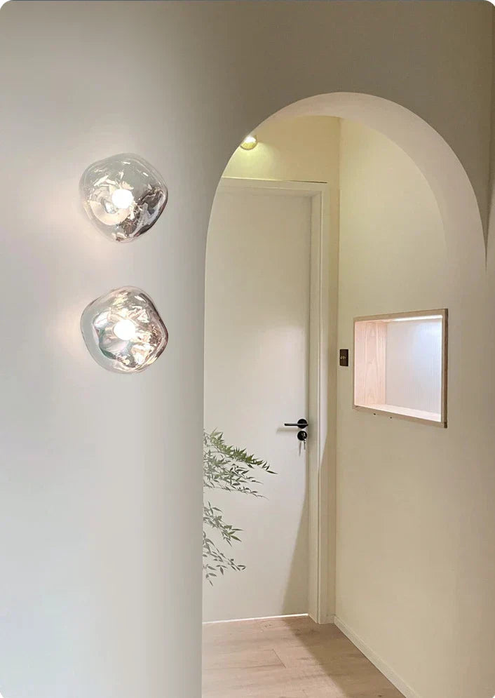 Elegante glazen wandlamp, moderne esthetiek voor een verfijnde woonkamer.