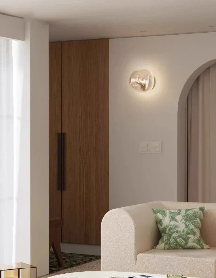 Moderne glazen wandlamp, perfect als statement piece in een hal of kantoor.