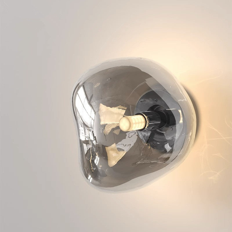 Elegante glazen muurverlichting, ideaal als sfeerlamp in de slaapkamer.