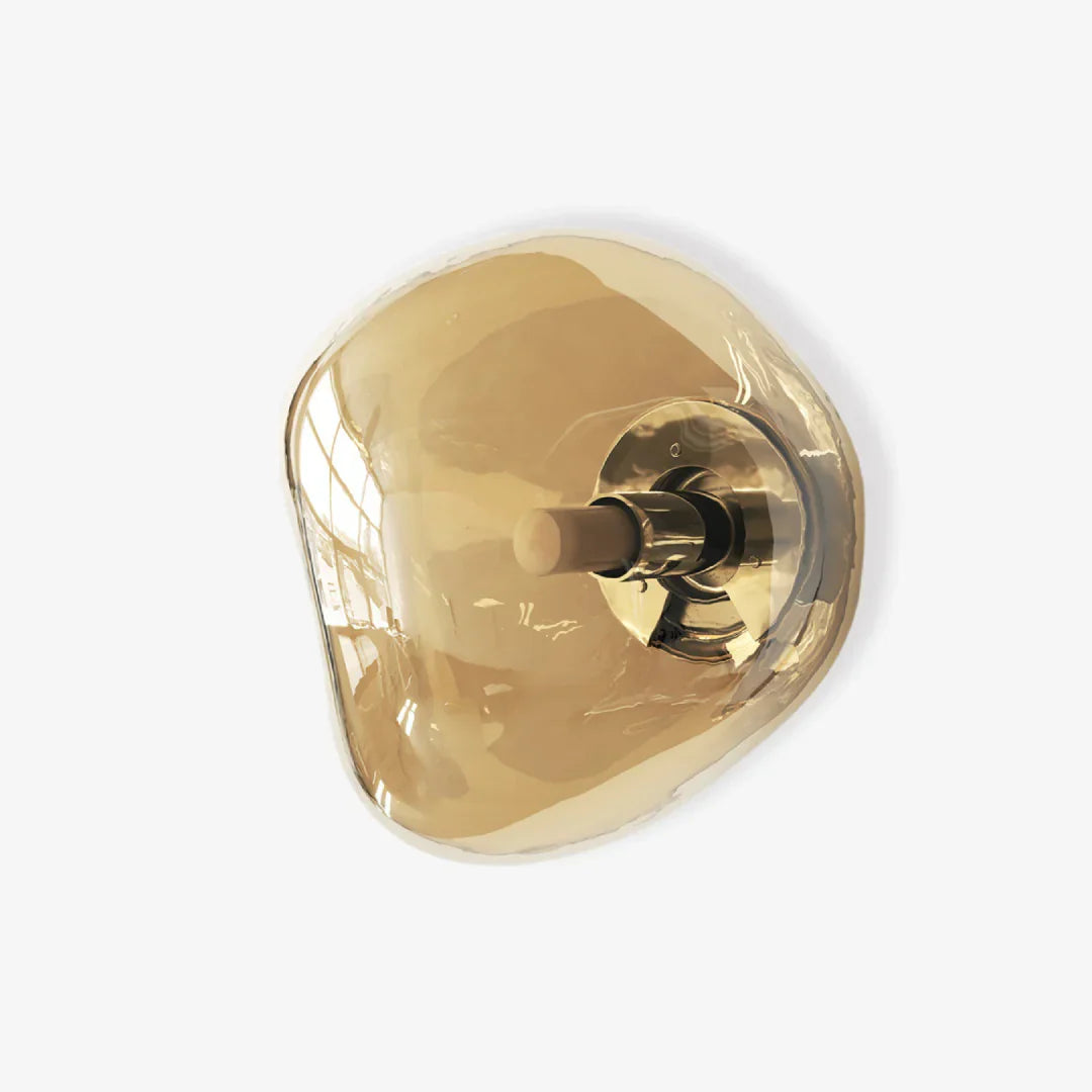 Moderne verlichting: glazen wandlamp met strak design voor een elegante ambiance.