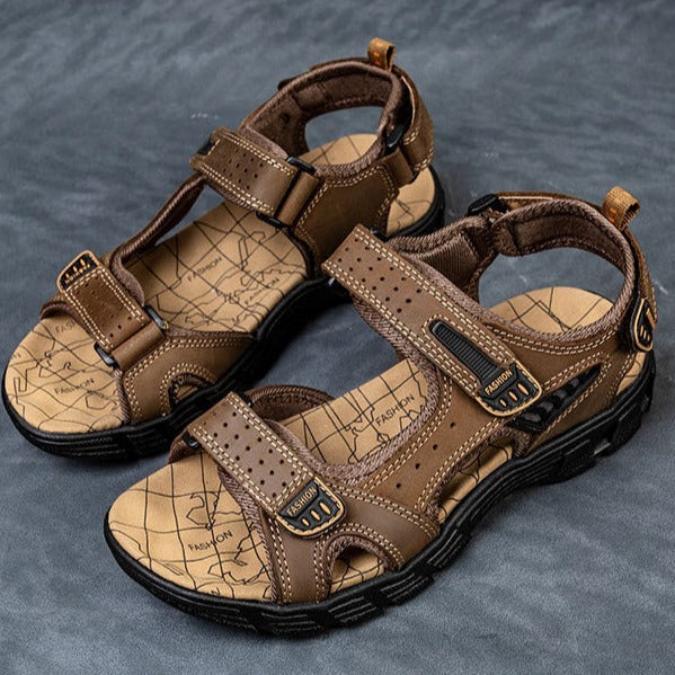 "Moderne heren sandalen met verstelbare riemen, donkerbruin leer, ademend ontwerp voor comfort en stijlvolle wandelingen."