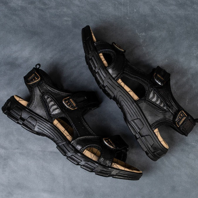 "Moderne heren sandalen met verstelbare riemen, donkerbruin leer, ademend ontwerp voor comfort en stijlvolle wandelingen."