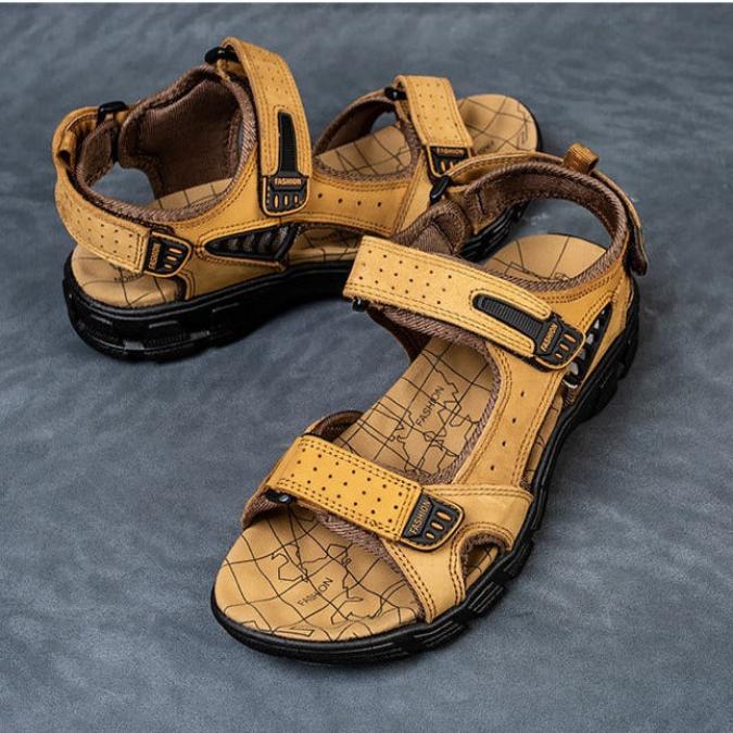 "Moderne heren sandalen met verstelbare riemen, donkerbruin leer, ademend ontwerp voor comfort en stijlvolle wandelingen."