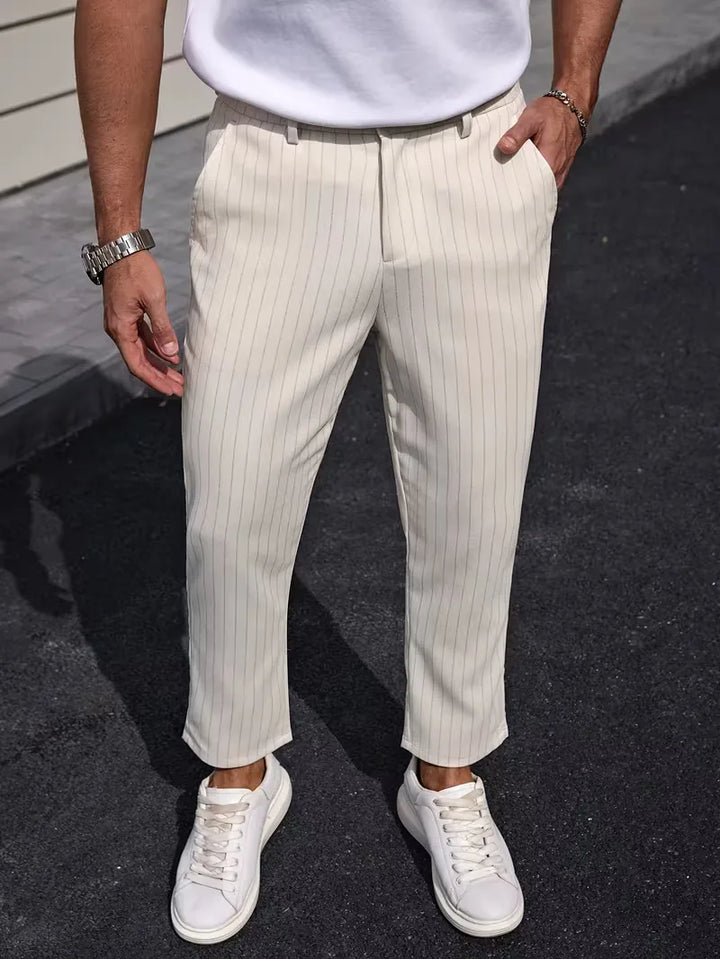 Stijlvolle heren pantalon met slim fit pasvorm en subtiele krijtstreep. Perfect voor zakelijke outfits.