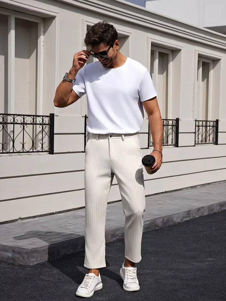 Casual-chique heren slim fit pantalon met krijtstreep, ideaal voor lente- en zomerstijlen. Comfortabel.