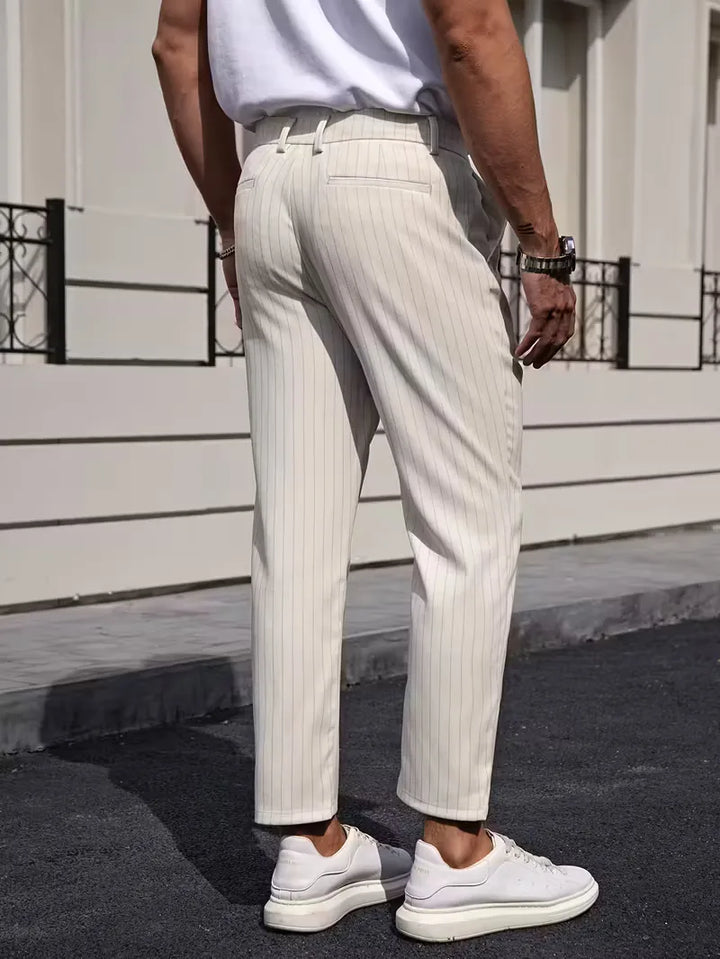 Detail van de heren slim fit krijtstreep pantalon, toont de fijne stof en moderne snit. Modieus design.
