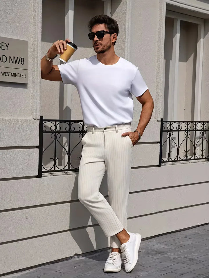 Heren slim fit krijtstreep pantalon in moderne stijl, eventueel met cropped pijpen. Geschikt voor overdag.