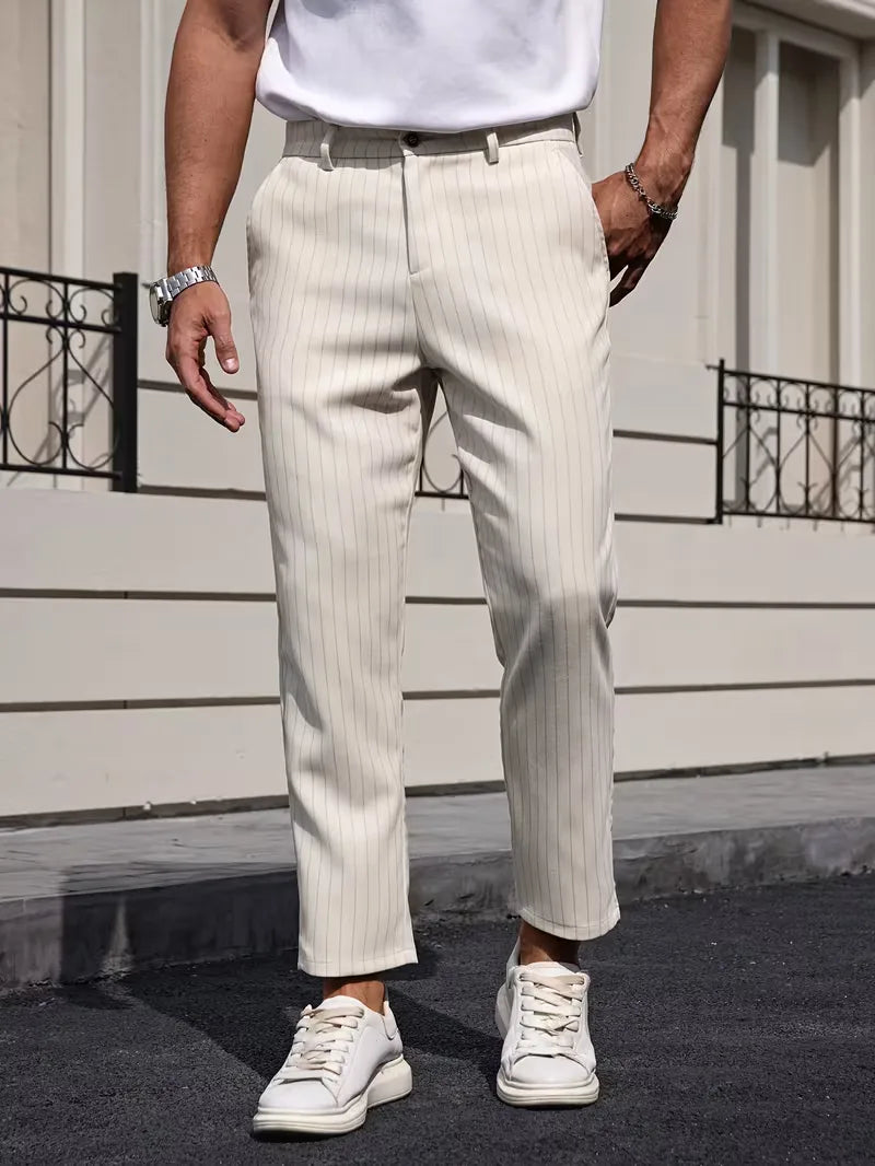 Volledige look met heren slim fit krijtstreep pantalon, voor een eigentijdse en comfortabele herenkleding stijl.