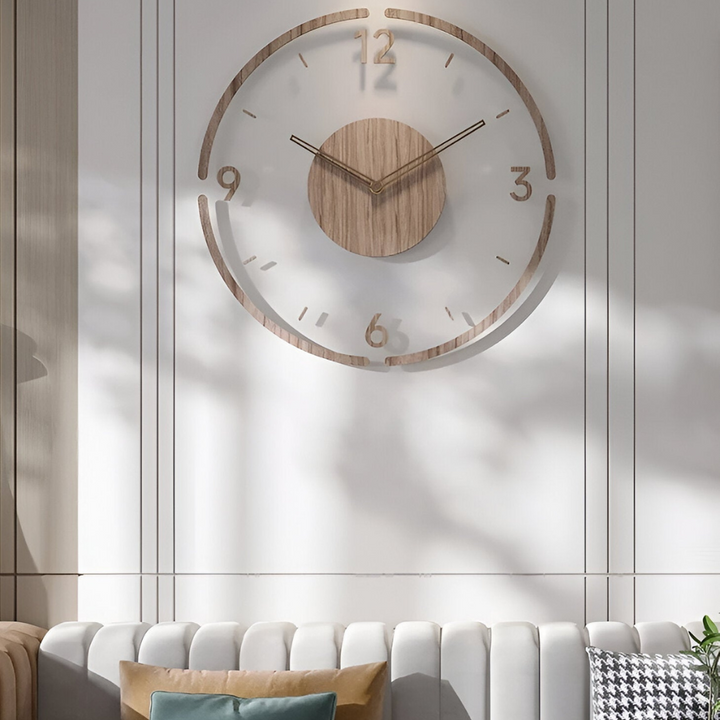 Natuurlijke houten wandklok, modern en stil, als decoratief element voor een rustige woning.